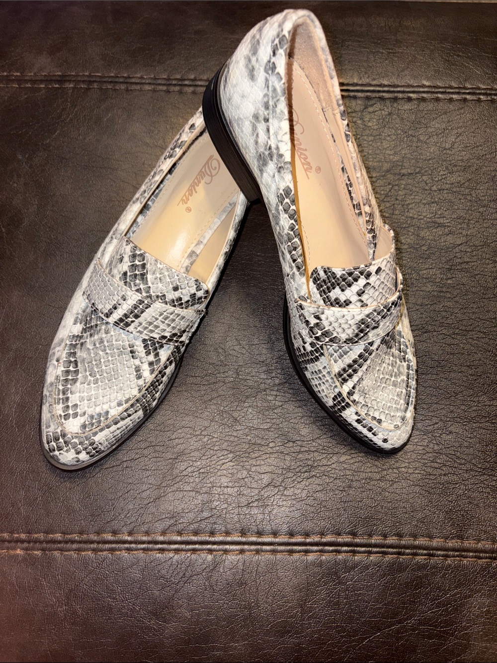 Dunion faux snake skin gray, black, and white loafers size 8M